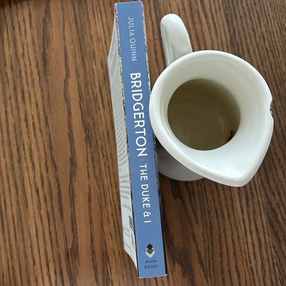 The Duke and I: The Bridgerton's Book by Julia Quinn - Picture 3 of 3